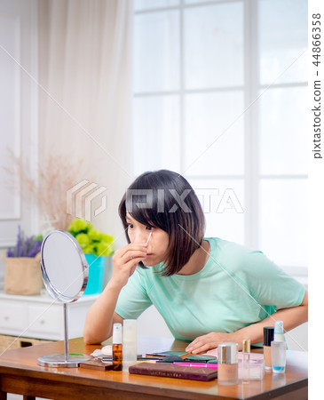Women who make up makeup Women who make up makeup 44866358