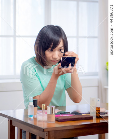 Women who make up makeup 44866371