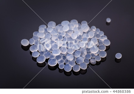 Pile of silica gel granules 44868386