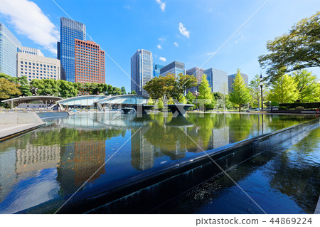 Wadakura Fountain Park and Marunouchi Building Street where the blue sky spreads Wadakura Fountain Park and Marunouchi Building Street where the blue sky spreads 44869224