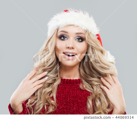 Cheerful surprised christmas woman in santa hat 44869314