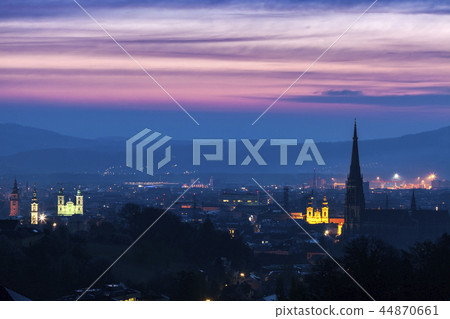 Linz panorama at sunrise 44870661