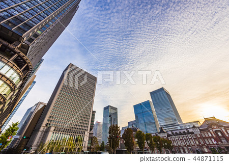 Early morning Tokyo station 44871115