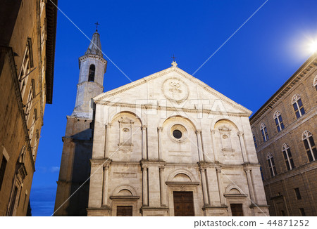 Pienza old town 44871252