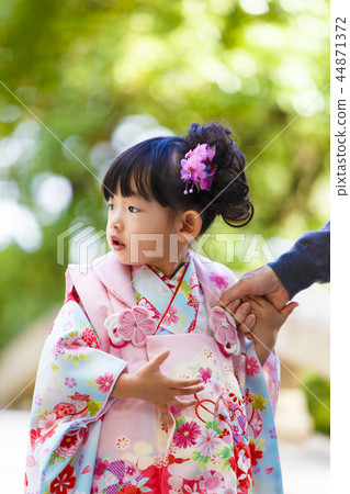 Seven hundred fifty-three three-year-old girl 44871372