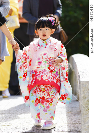 Seven hundred fifty-three three-year-old girl 44871416