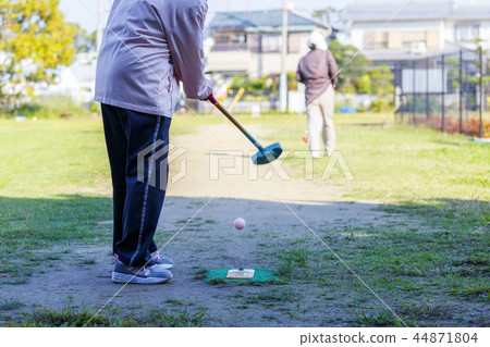 People who enjoy ground golf 44871804