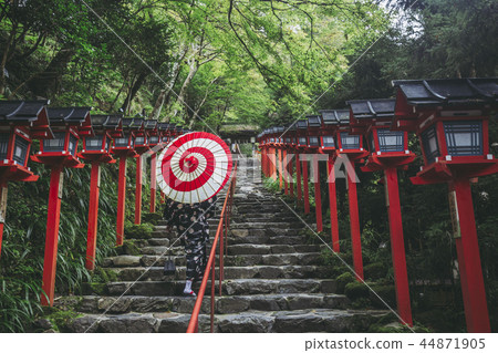 有一把日本傘的婦女走在Kibune寺廟附近 44871905