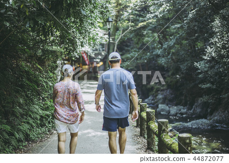 Visiting foreigners walking 44872077