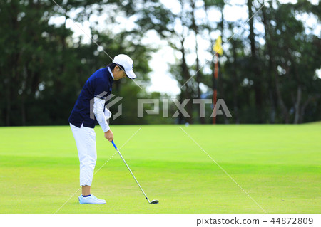 Landscape playing golf 44872809