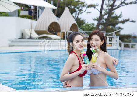 Summer Vacation of beautiful women,having fun in the water 208 44873879