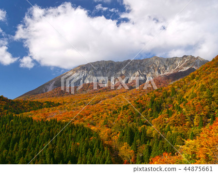 I want to see the south wall of the autumn leaves of Oyama from the keyhole 44875661