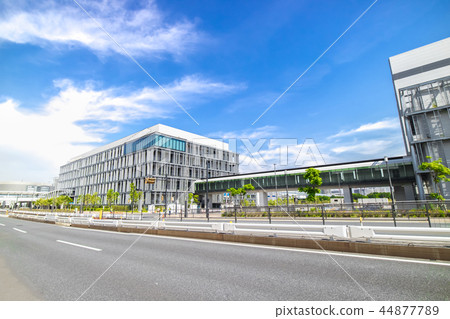 與新建的辦公樓的城市景觀 與新建的辦公樓的城市景觀 44877789