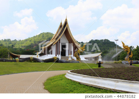 Buddhist temple with dragon fountains, Thailand 44878182