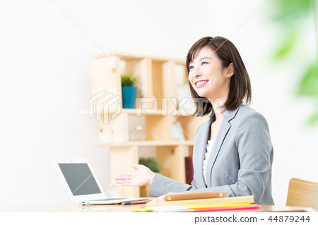 Business woman, office worker, ol, smile, coffee cup, business scene, real estate, real estate image, explanation worker 44879244