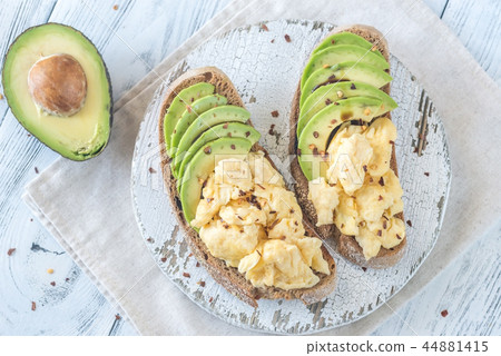 Sandwiches with avocado and scrambled eggs 44881415