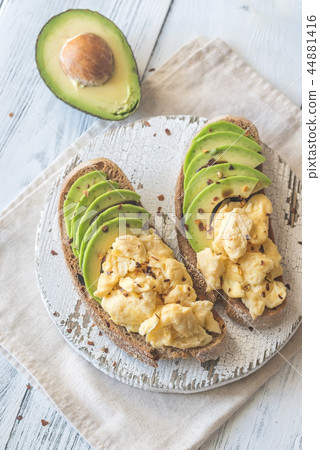 Sandwiches with avocado and scrambled eggs 44881416