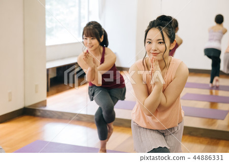 瑜伽課年輕的日本女人 瑜伽課年輕的日本女人 44886331