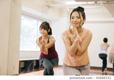瑜伽課年輕的日本女人 瑜伽課年輕的日本女人 44886332