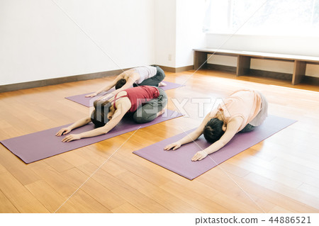 Young Japanese woman doing yoga child pose 44886521