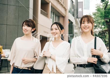 通勤的女商人工作年輕日本婦女 通勤的女商人工作年輕日本婦女 44887896