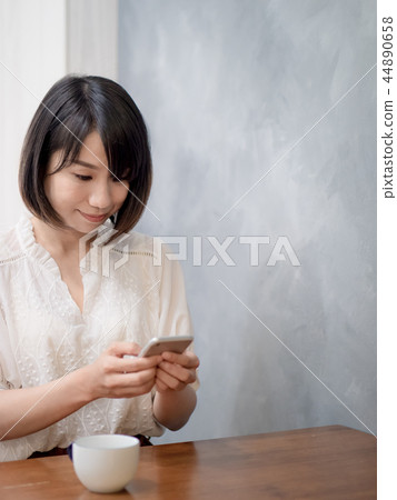 Cafe woman 44890658