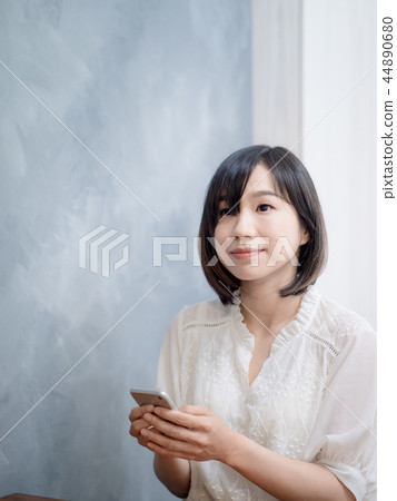 Cafe woman 44890680