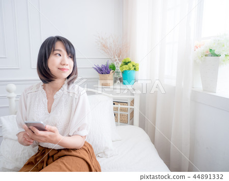 使用智慧型手機的女人 44891332