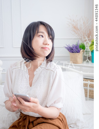 使用智慧型手機的女人 44891346