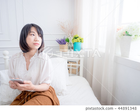 使用智慧型手機的女人 44891348