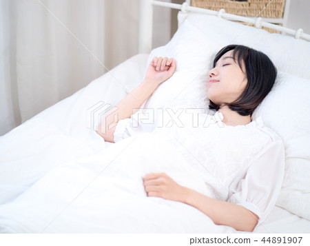  A woman sleeping 44891907