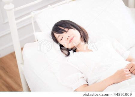  A woman sleeping 44891909