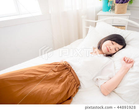  一個女人在睡覺 44891928
