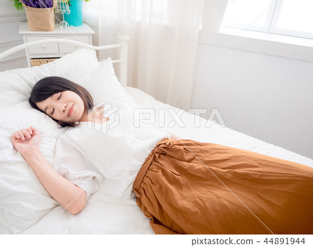  一個女人在睡覺 44891944