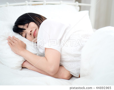 一個女人在睡覺 一個女人在睡覺 44891965