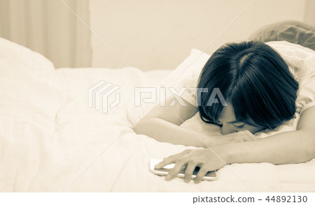 一個睡在床上的年輕女人 44892130