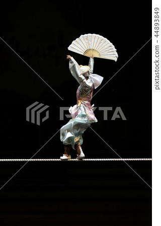 Sucking water Sucking water 44893849