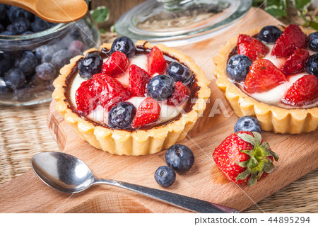 Fresh homemade fruit tart Fresh homemade fruit tart 44895294