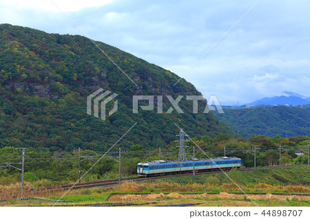 鐵路115系列長野顏色,通過山區傳遞咆哮的聲音 鐵路115系列長野顏色,通過山區傳遞咆哮的聲音 44898707