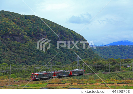 火車115系列的信濃穿過山區的咆哮 火車115系列的信濃穿過山區的咆哮 44898708