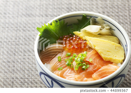 Salmon roe with salmon roe 8 44899367