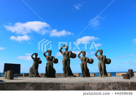 Maiden statue, sea, sky 44899696