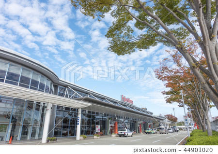 Fukushima Airport is the first in Japan to be equipped with a boarding bridge for small aircraft, and 2,300 parking lots are free within the airport site 44901020