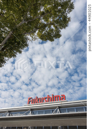 Fukushima Airport is the first in Japan to be equipped with a boarding bridge for small aircraft, and 2,300 parking lots are free within the airport site Fukushima Airport is the first in Japan to be equipped with a boarding bridge for small aircraft, and 2,300 parking lots are free within the airport site 44901025