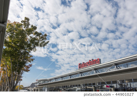 Fukushima Airport is the first in Japan to be equipped with a boarding bridge for small aircraft, and 2,300 parking lots are free within the airport site Fukushima Airport is the first in Japan to be equipped with a boarding bridge for small aircraft, and 2,300 parking lots are free within the airport site 44901027