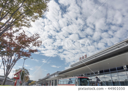 Fukushima Airport is the first in Japan to be equipped with a boarding bridge for small aircraft, and 2,300 parking lots are free within the airport site Fukushima Airport is the first in Japan to be equipped with a boarding bridge for small aircraft, and 2,300 parking lots are free within the airport site 44901030