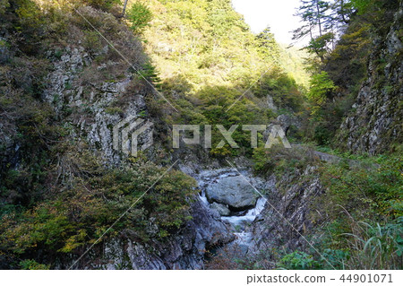The Cross Gorge in October 44901071