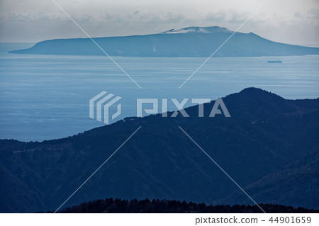 從箱根和Meijingatake看到的伊豆大島 從箱根和Meijingatake看到的伊豆大島 44901659