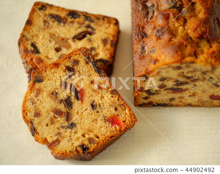 Fruit pound cake (horizontal high angle) 44902492