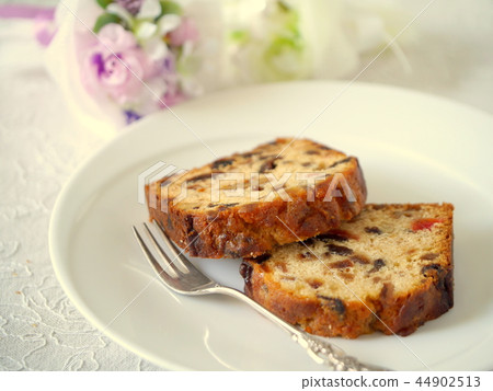 Fruit cake and mini bouquet (horizontal position) Fruit cake and mini bouquet (horizontal position) 44902513